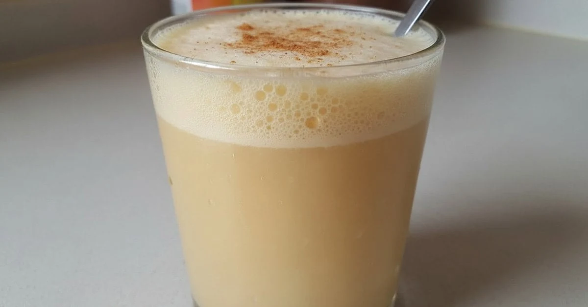 Creamy Brazilian gemada with a frothy surface
