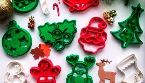 Embossing Christmas biscuit cutter with a raised pattern