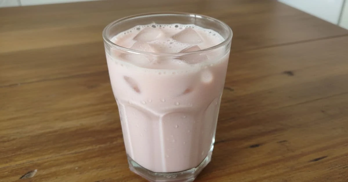 Pale pink creamy wine batida