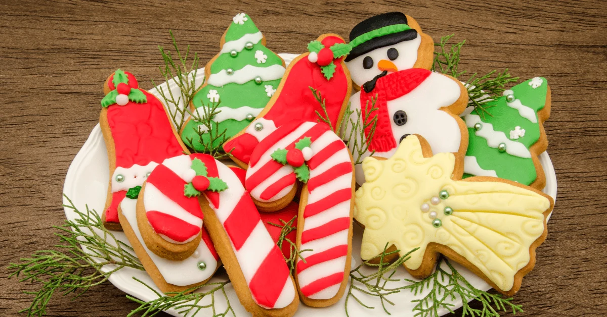 Assiette de biscuits de Noël au glaçage coloré