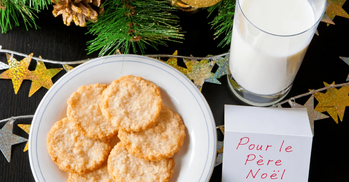 Biscuits et verre de lait avec un mot écrit Pour le Père Noël