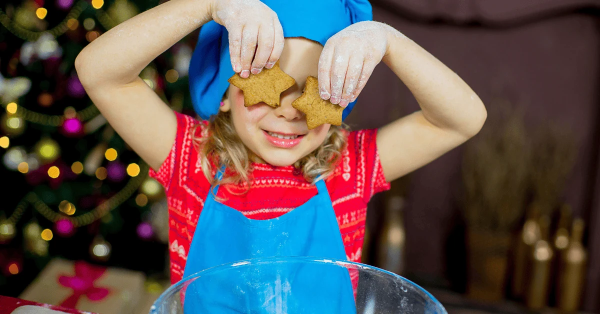 Enfant tenant deux biscuits en forme d’étoile