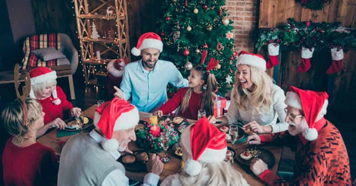 Famille partageant un repas de Noël autour d’une table