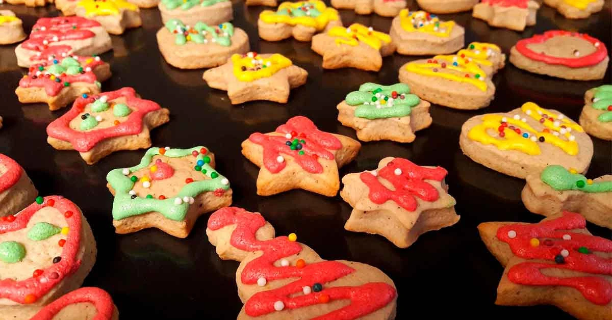 Biscuits de Noël décorés de glaçage rouge, vert et jaune