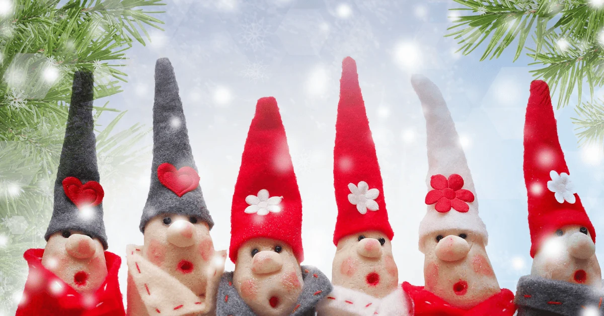 Petits personnages décoratifs en feutrine avec de longs bonnets colorés