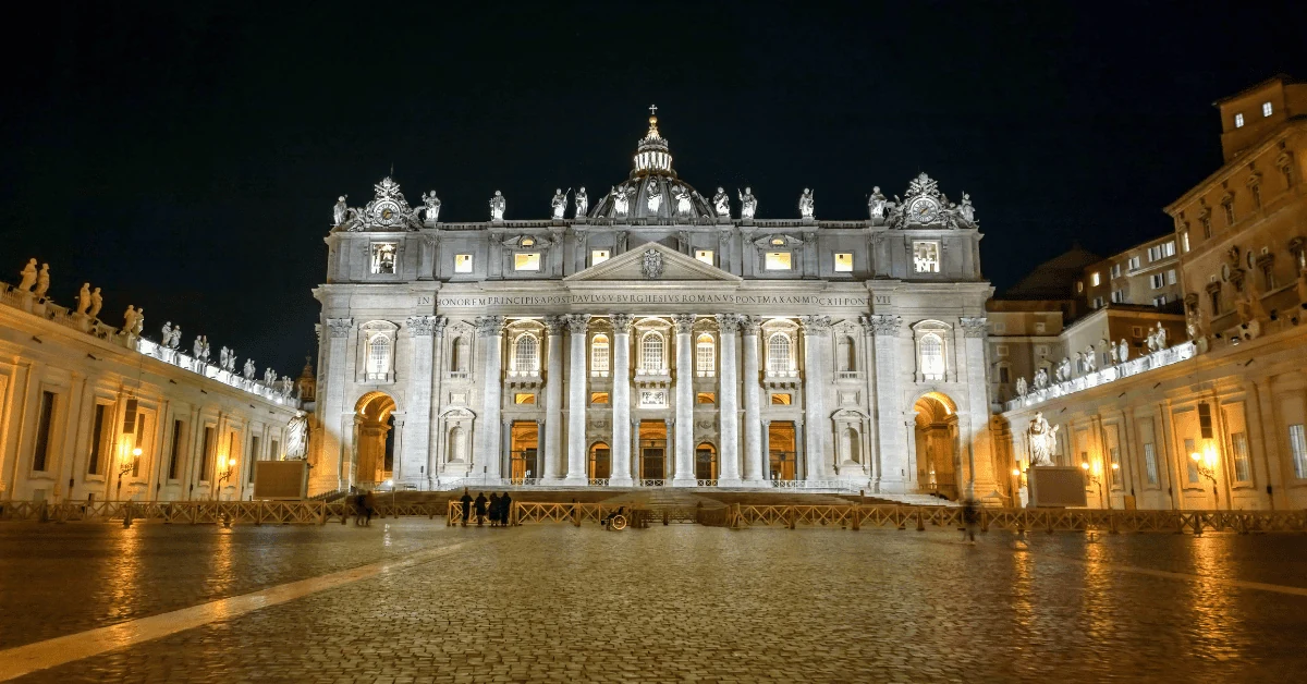La basilique Saint-Pierre illuminée pendant la nuit