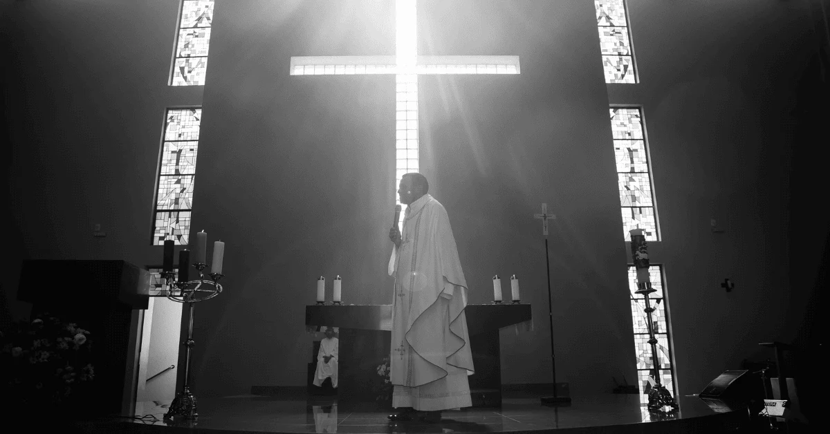 Un prêtre dans une église : photographie d’illustration, sans lien établi avec la messe de 2020