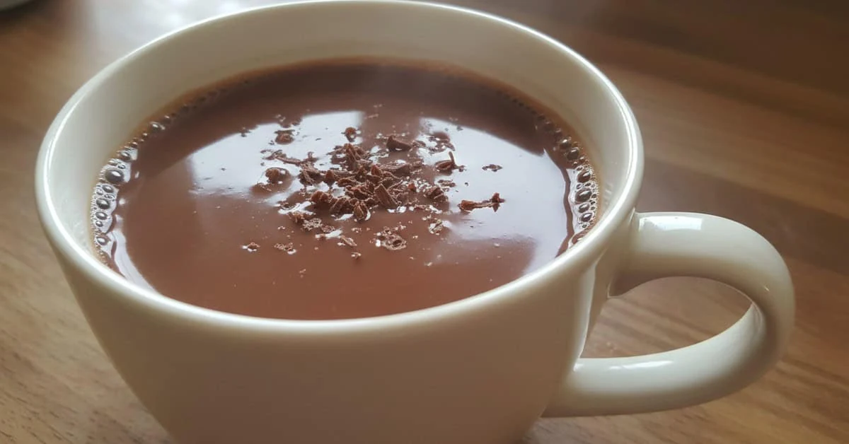 Tasse de chocolat chaud onctueux garnie de copeaux de chocolat